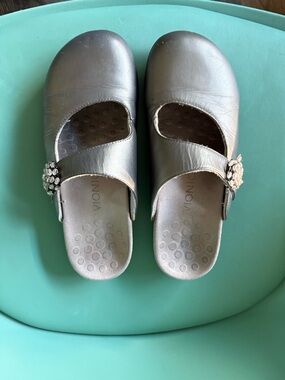 Vionic Women's Metallic gray Mary Jane Clogs / Mules with Jewel Buckle. Slip on